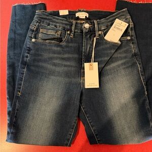 Good American Good Waist Crop Size 6/28
NWT